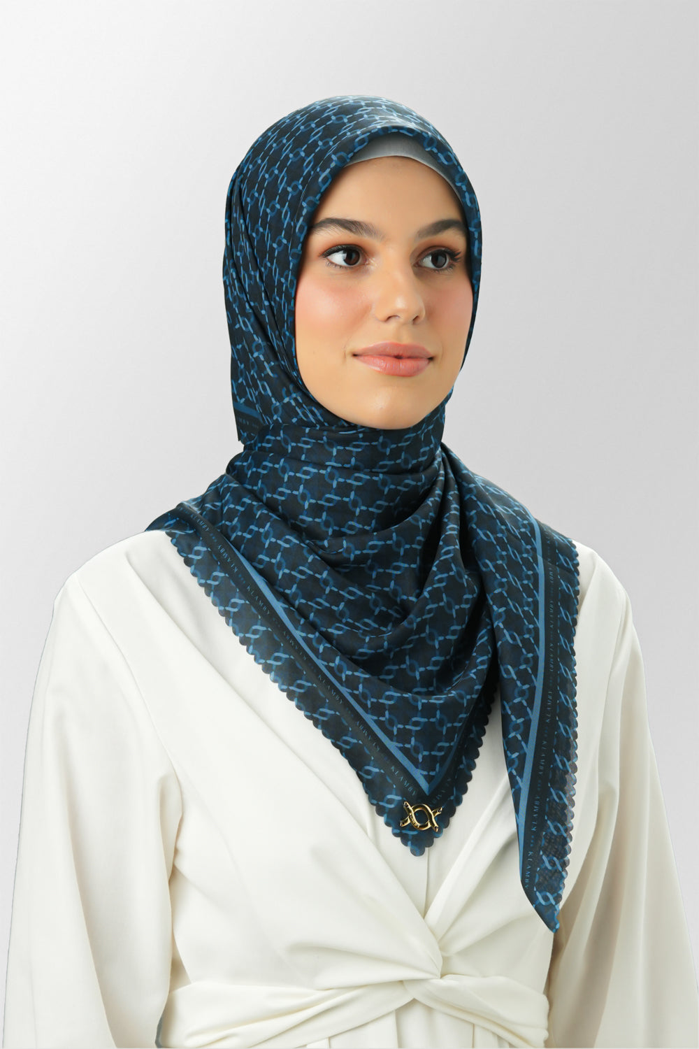 mini-monogram-scarf-85-oxford-wearing-klamby