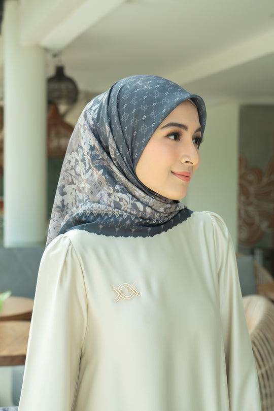 Cassia Scarf Urban Truffle - Wearing Klamby