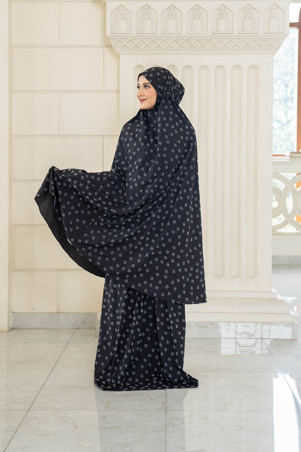 Arindha Prayer Set Cavernouse black - Wearing Klamby