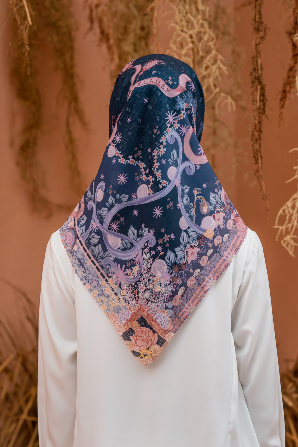 Tatiana Scarf Wearing Klamby