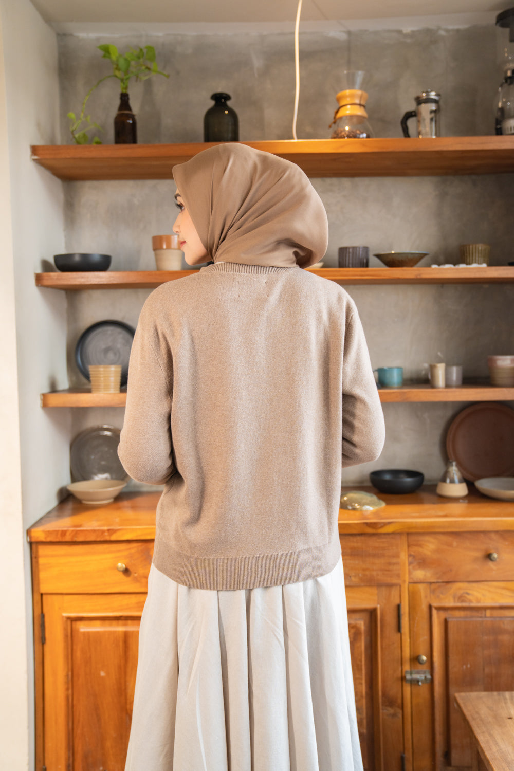 Elena Knit Cardigan (Minor) Woodsmoke - Wearing Klamby