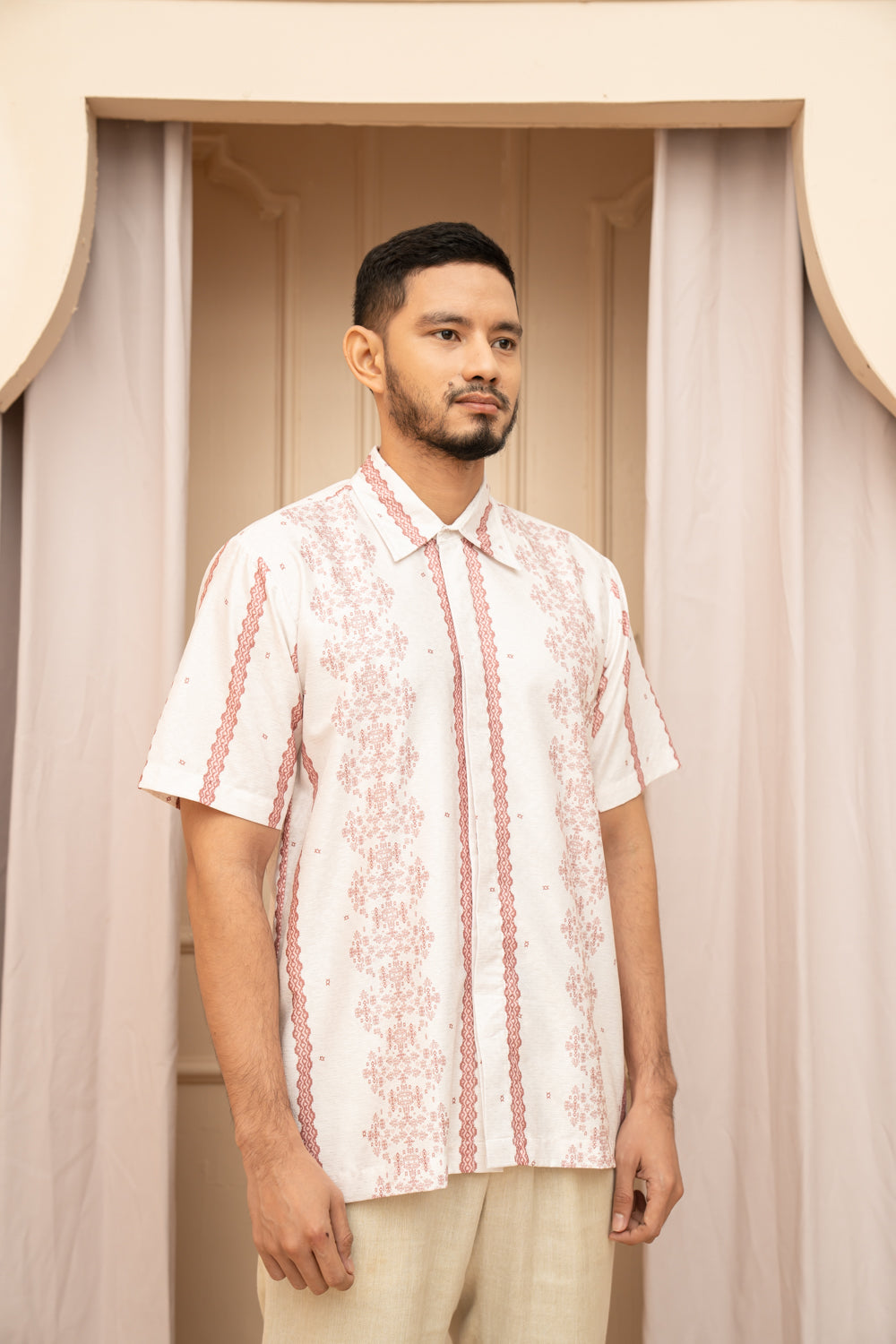 Halmahera Shirt Men Coralline - Wearing Klamby