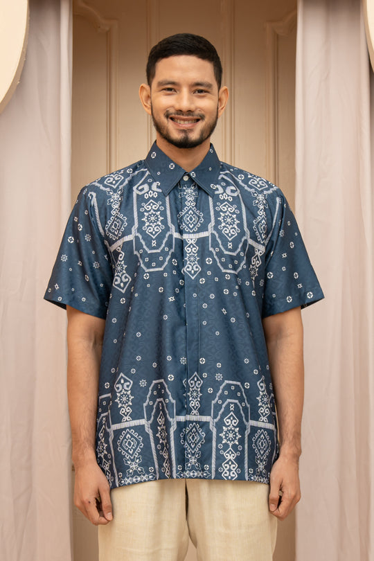 Dahayu Shirt Men Lovina - Wearing Klamby