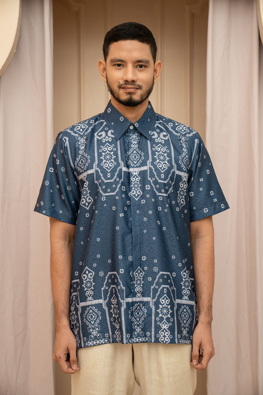 Dahayu Shirt Men Lovina - Wearing Klamby