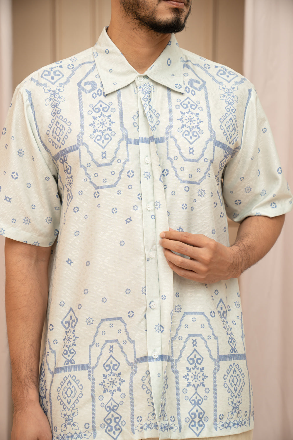 Dahayu Shirt Men Padma - Wearing Klamby