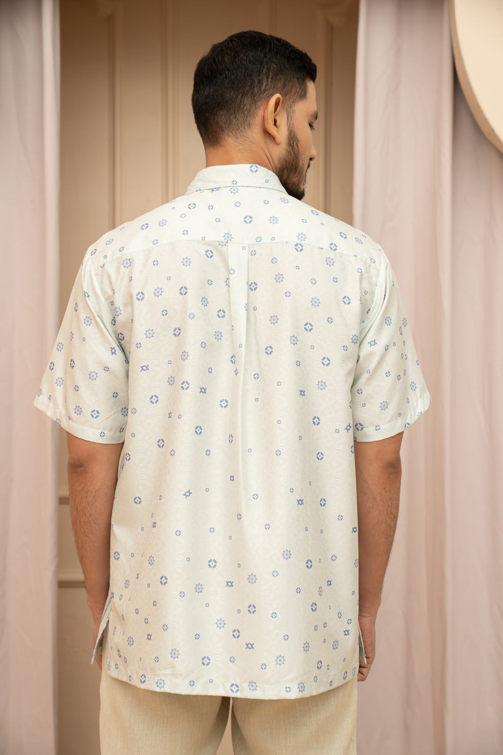 Dahayu Shirt Men Padma - Wearing Klamby