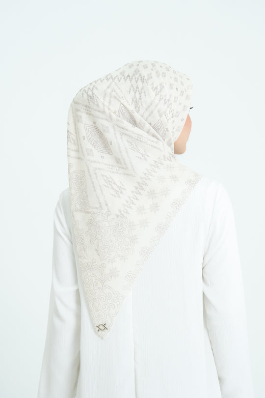 Tapis Scarf Extended Color White Clay