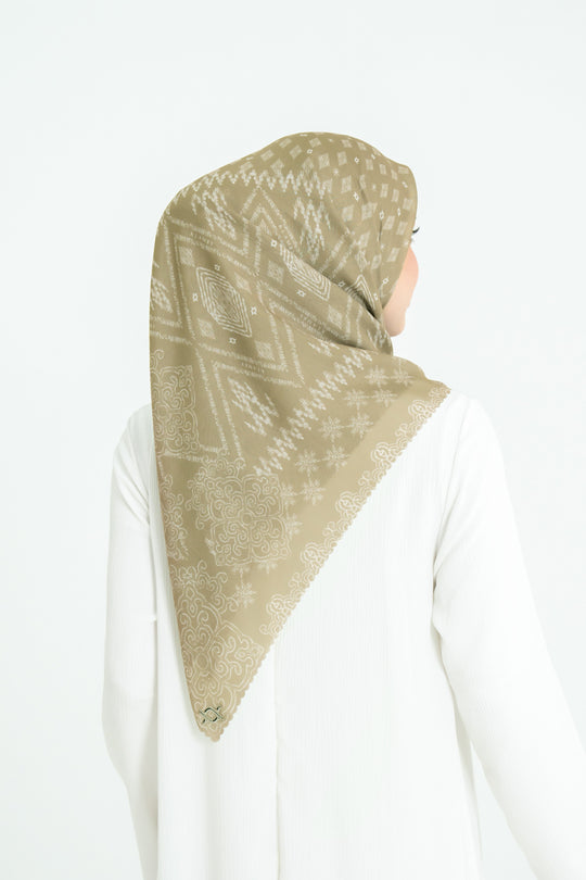 Tapis Scarf Extended Color Clam Shell