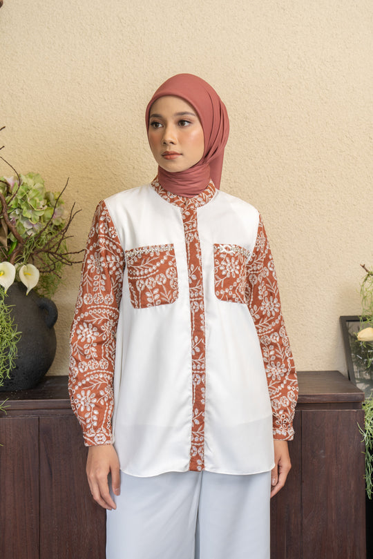 Elea Shirt Terracotta - Wearing Klamby