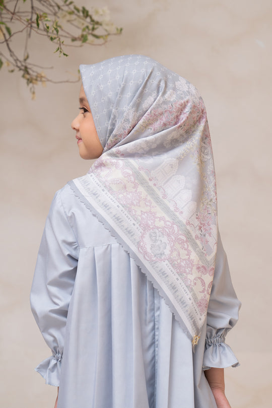 Biyya Scarf Kids 2.0 (Extended) Drizzle Grey - Wearing Klamby