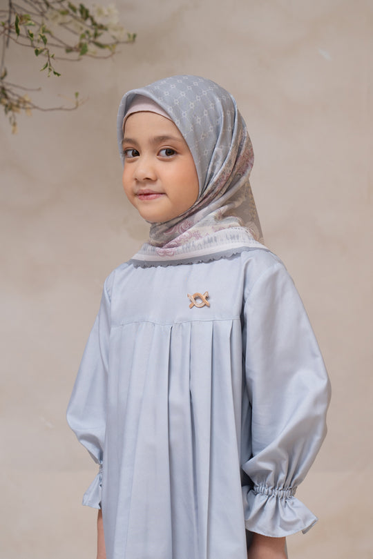 Biyya Scarf Kids 2.0 (Extended) Drizzle Grey - Wearing Klamby