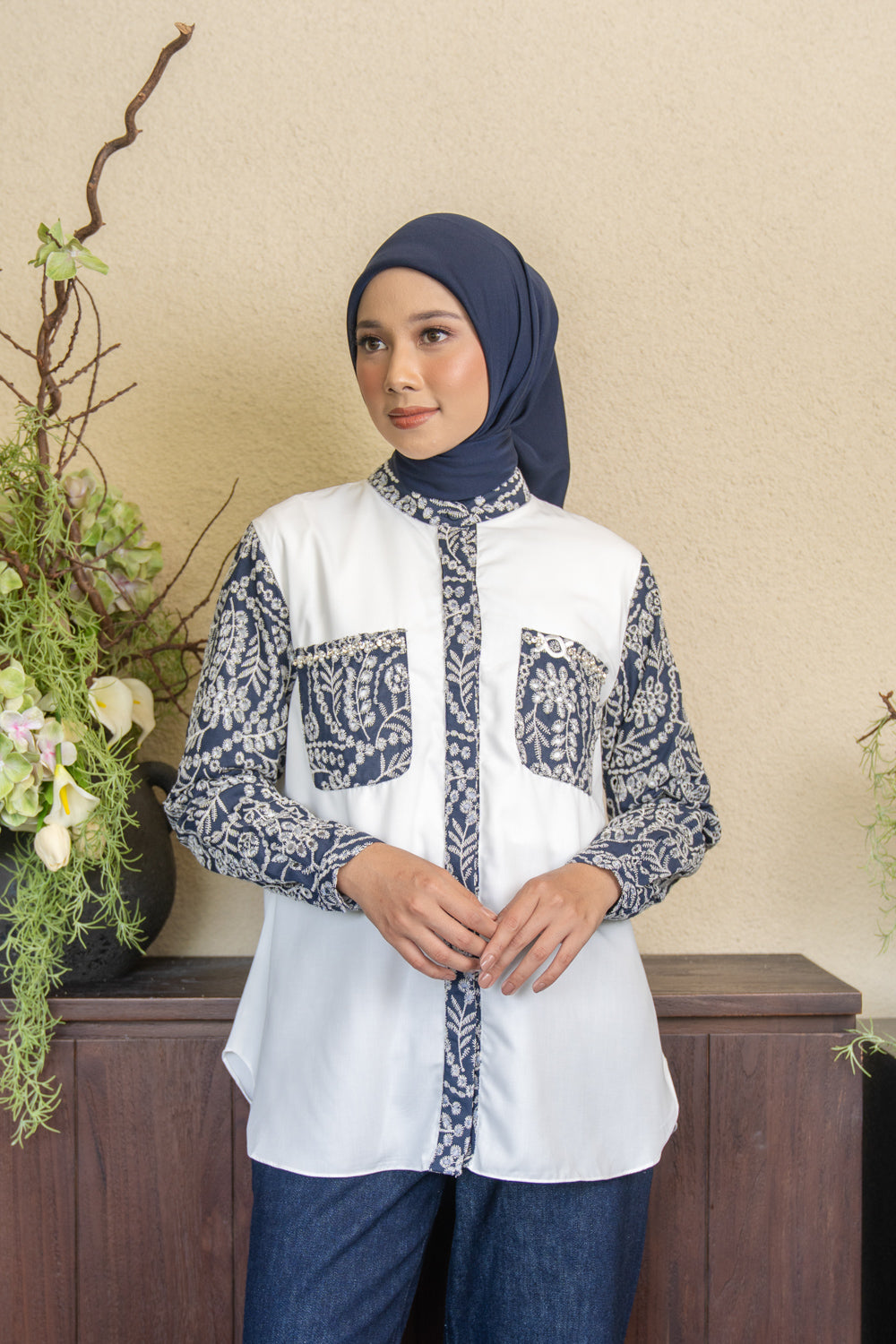 Elea Shirt Navy - Wearing Klamby