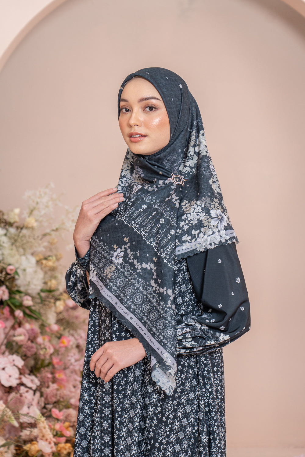 Rissa Blouse Set Syar'i Nightfall Gleam - Wearing Klamby