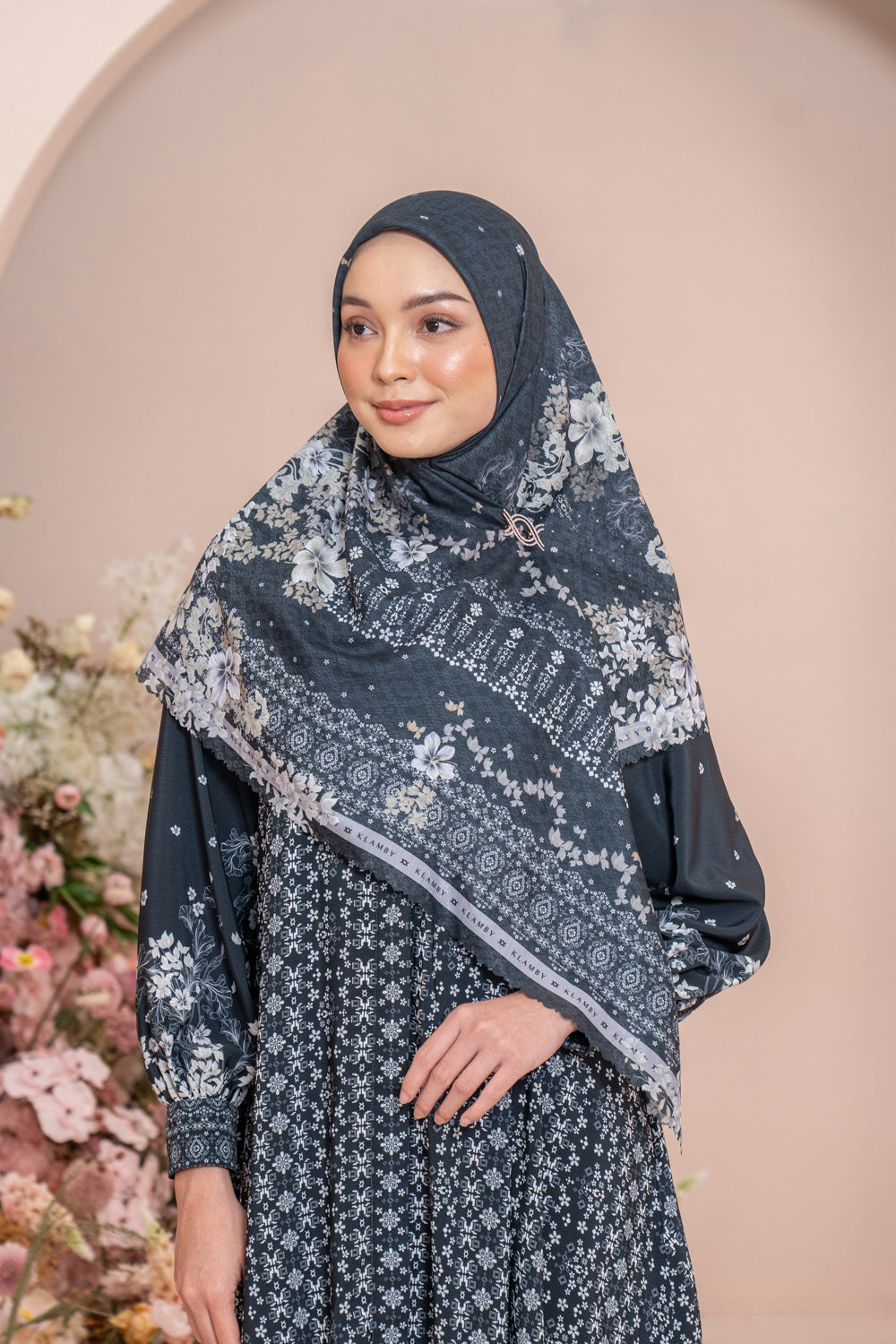 Rissa Dress Set Syar'i Nightfall Gleam - Wearing Klamby