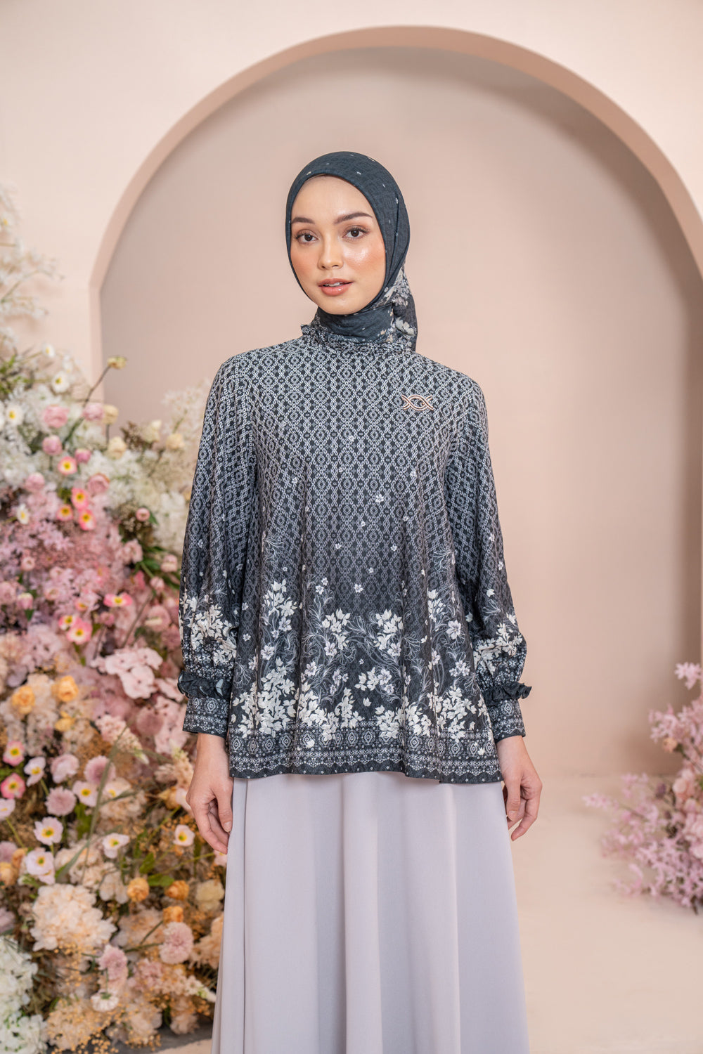 Rissa Blouse Nightfall Gleam - Wearing Klamby