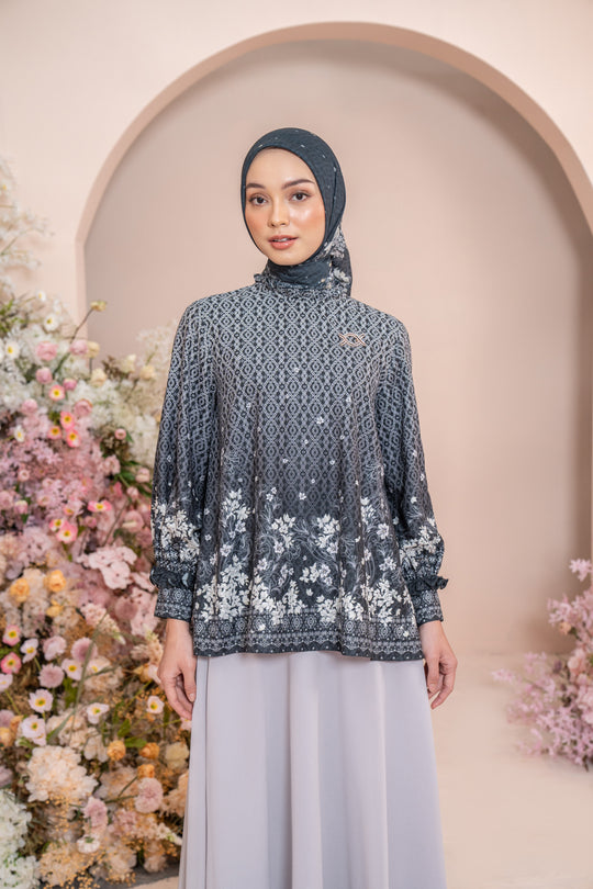 Rissa Blouse Nightfall Gleam - Wearing Klamby