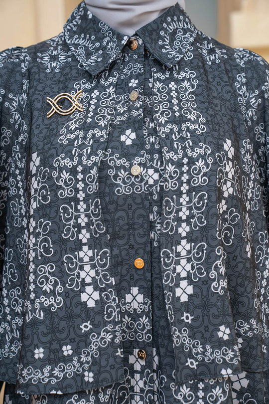 Malqaf Shirt Dark Eclipse - Wearing Klamby