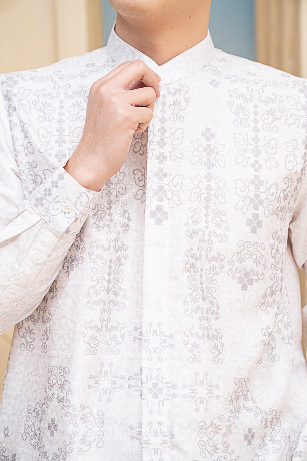 Malqaf Long Shirt Men Snowy Pearl - Wearing Klamby