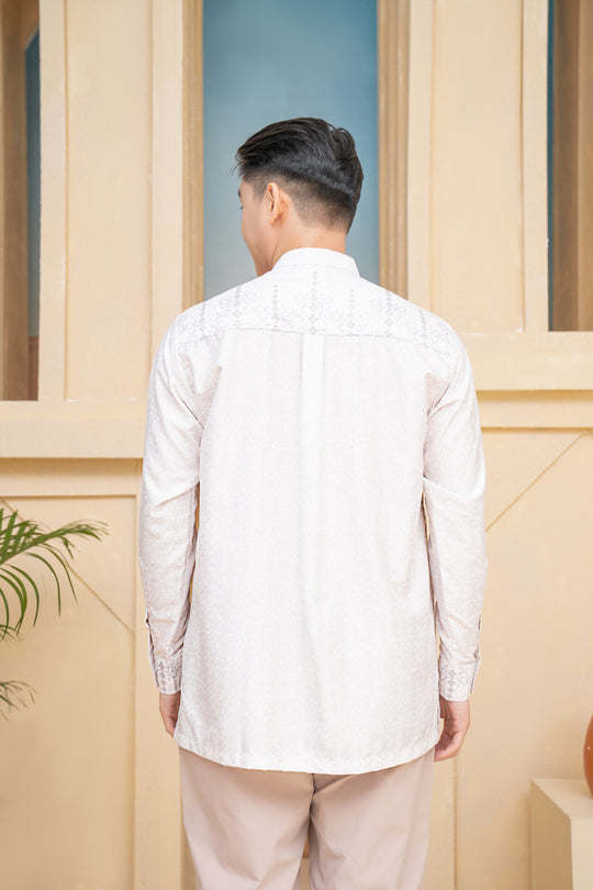 Malqaf Long Shirt Men Snowy Pearl - Wearing Klamby