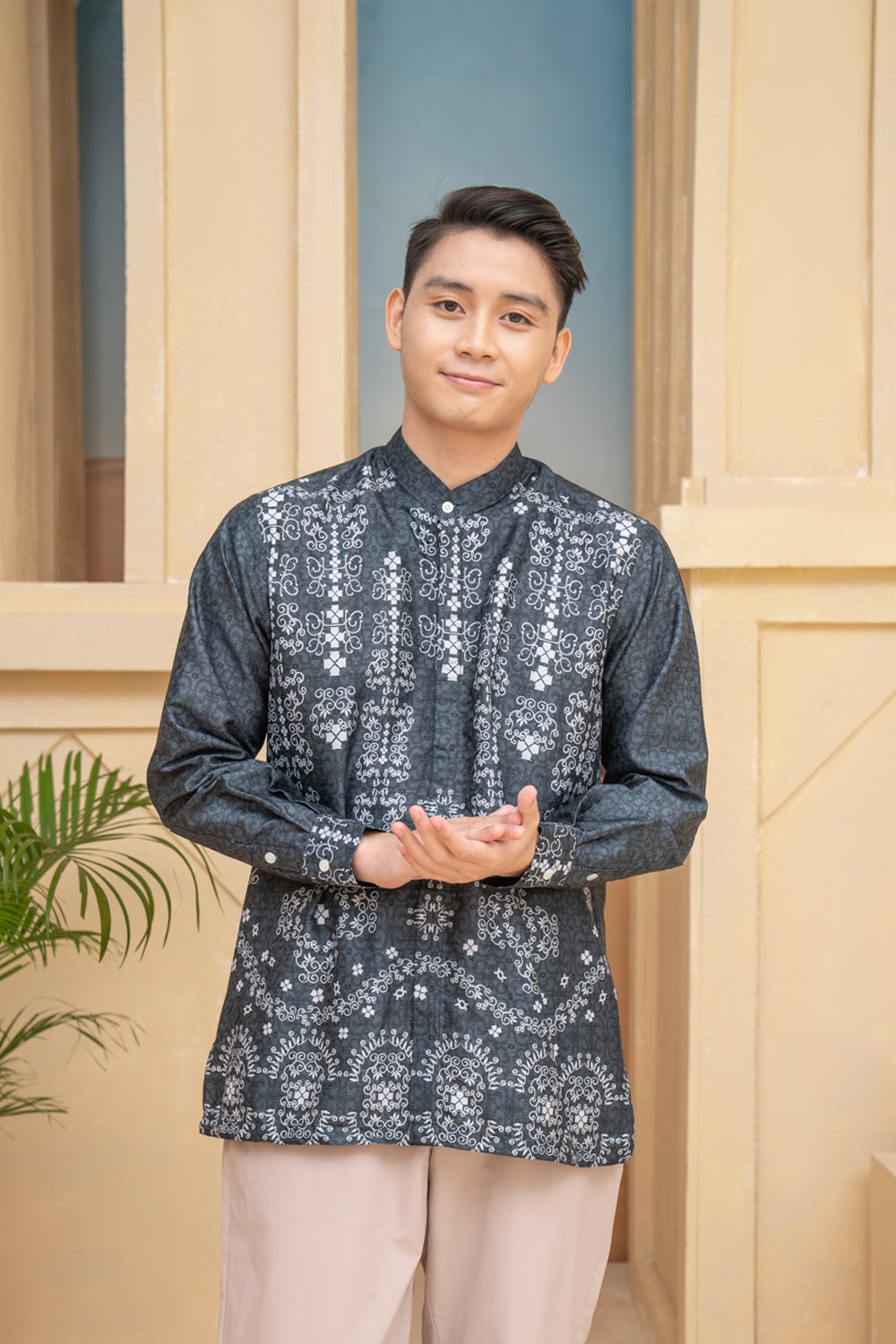 Malqaf Long Shirt Men (Minor) Dark Eclipse - Wearing Klamby