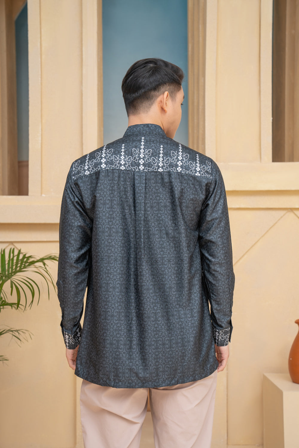 Malqaf Long Shirt Men (Minor) Dark Eclipse - Wearing Klamby