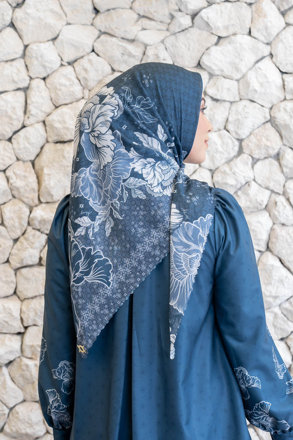 Leysha Shirt & Scarf Set Lunar Blue - Wearing Klamby