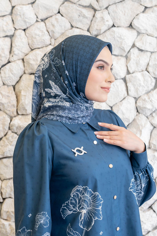 Leysha Shirt & Scarf Set Lunar Blue - Wearing Klamby