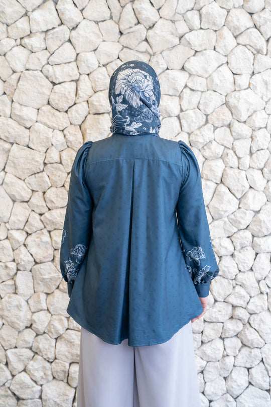 Leysha Shirt & Scarf Set Lunar Blue - Wearing Klamby