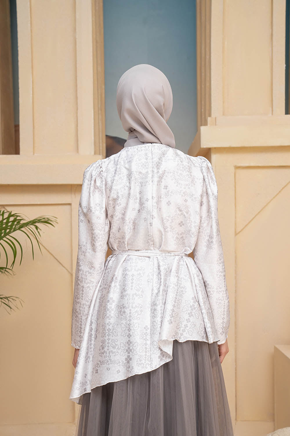 Malqaf Blouse Snowy Pearl - Wearing Klamby