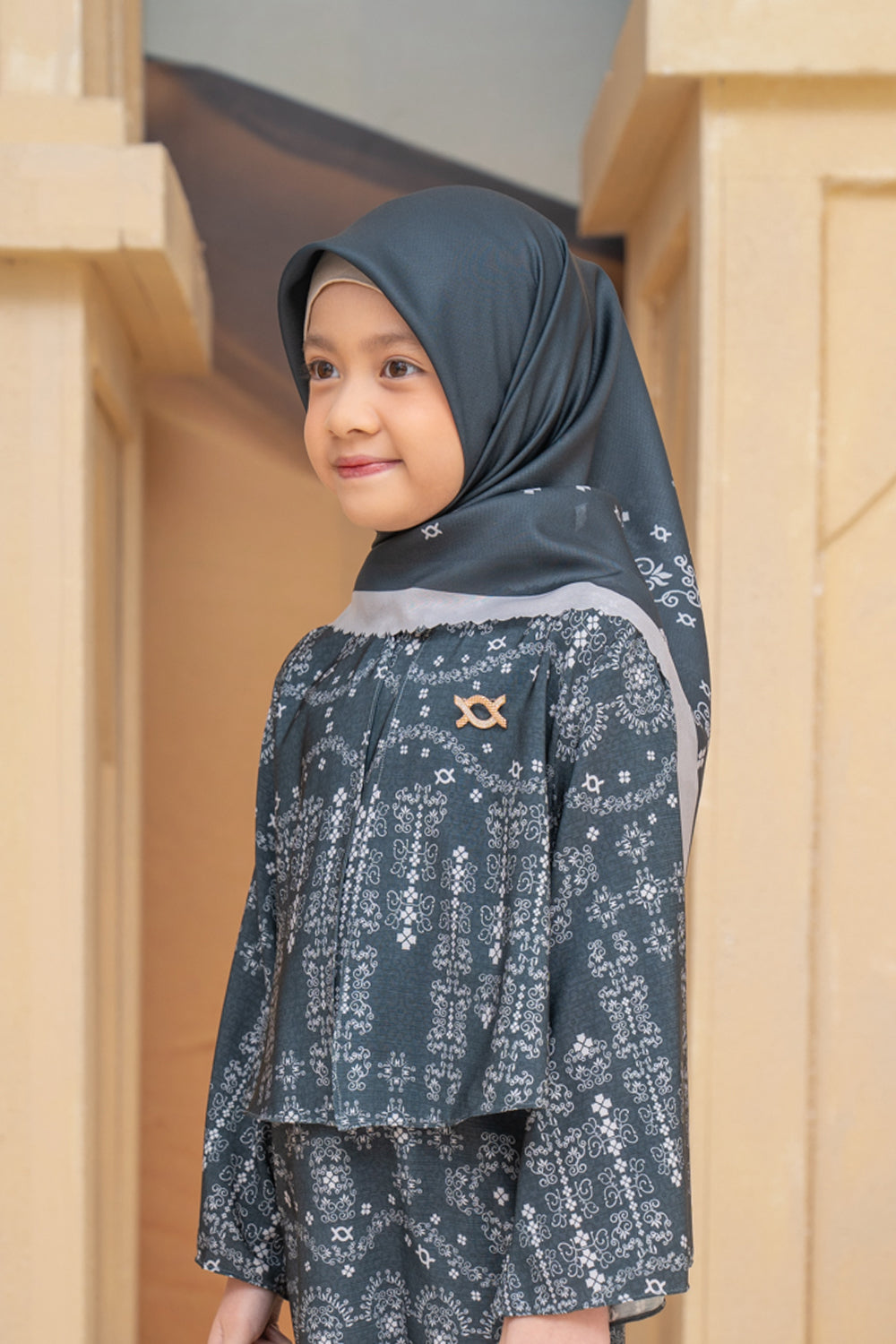 Malqaf Scarf Kids Dark Eclipse - Wearing Klamby