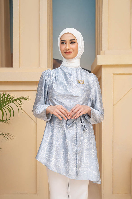 Malqaf Blouse (Minor) Blue Shiver - Wearing Klamby