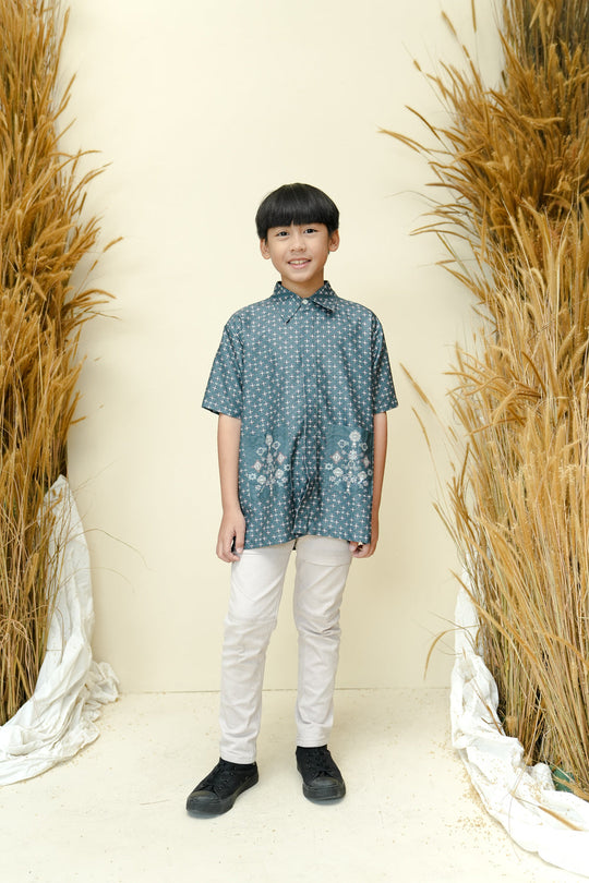 Dumai Shirt Boy (Minor) Emerald - Wearing Klamby