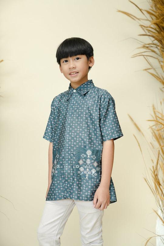 Dumai Shirt Boy (Minor) Emerald - Wearing Klamby