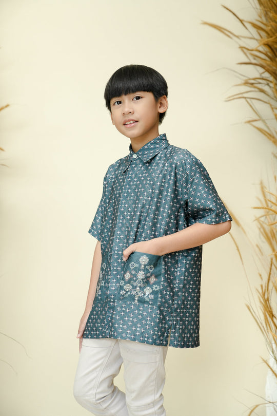 Dumai Shirt Boy (Minor) Emerald - Wearing Klamby