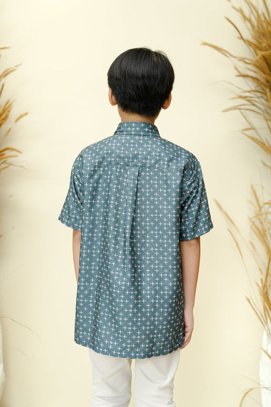 Dumai Shirt Boy (Minor) Emerald - Wearing Klamby