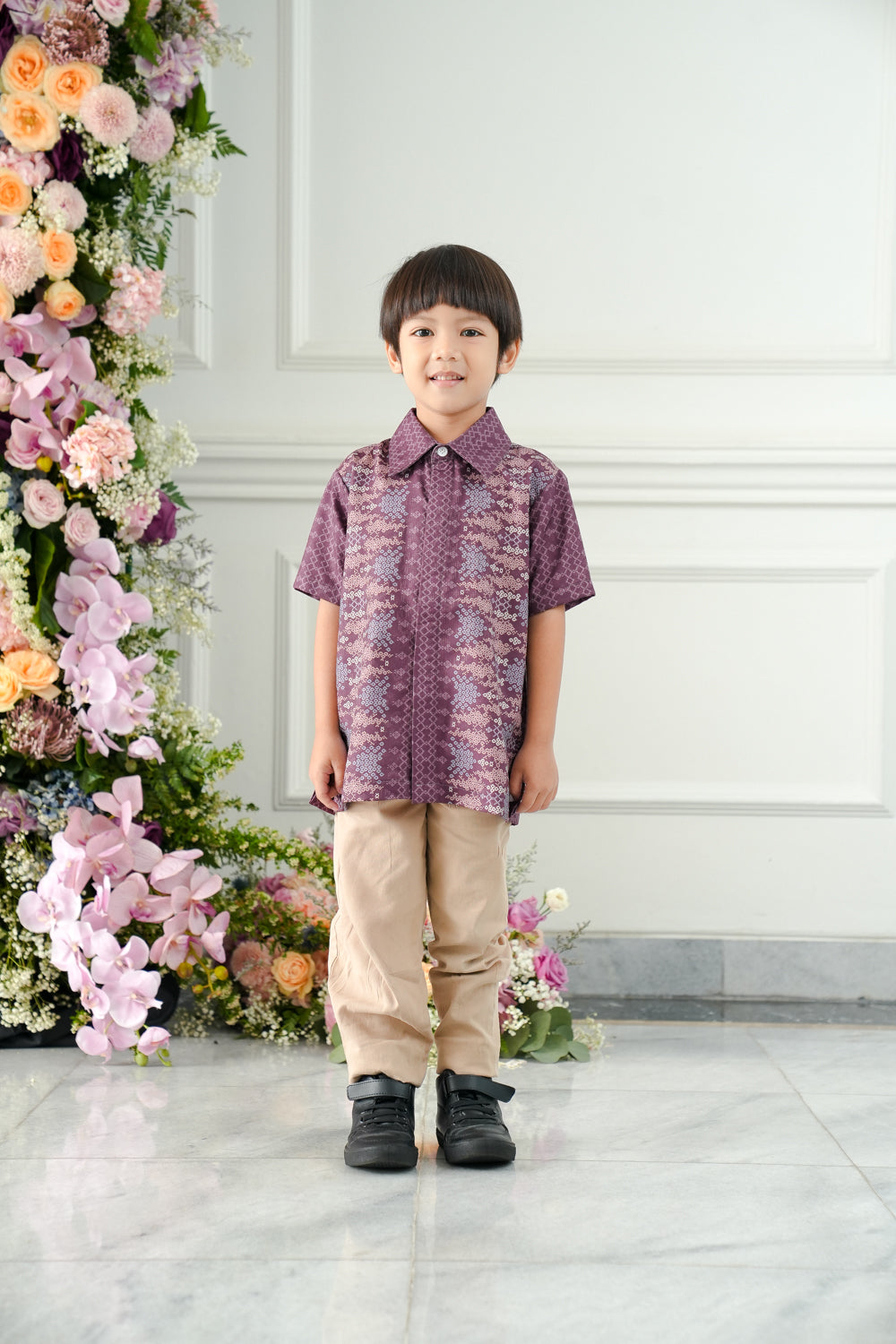 Anyelir Shirt Boy Madika - Wearing Klamby