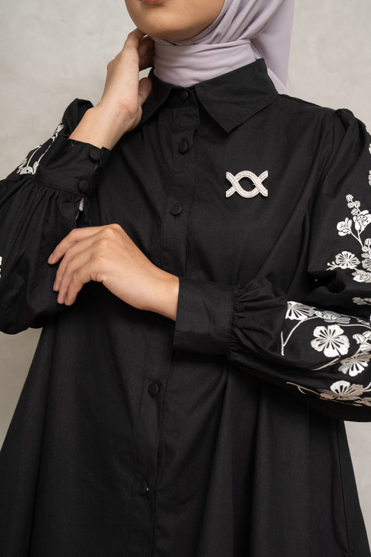 Kalena Shirt Black Onyx - Wearing Klamby