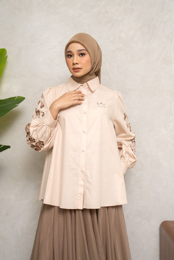 Kalena Shirt Bleached Sand - Wearing Klamby