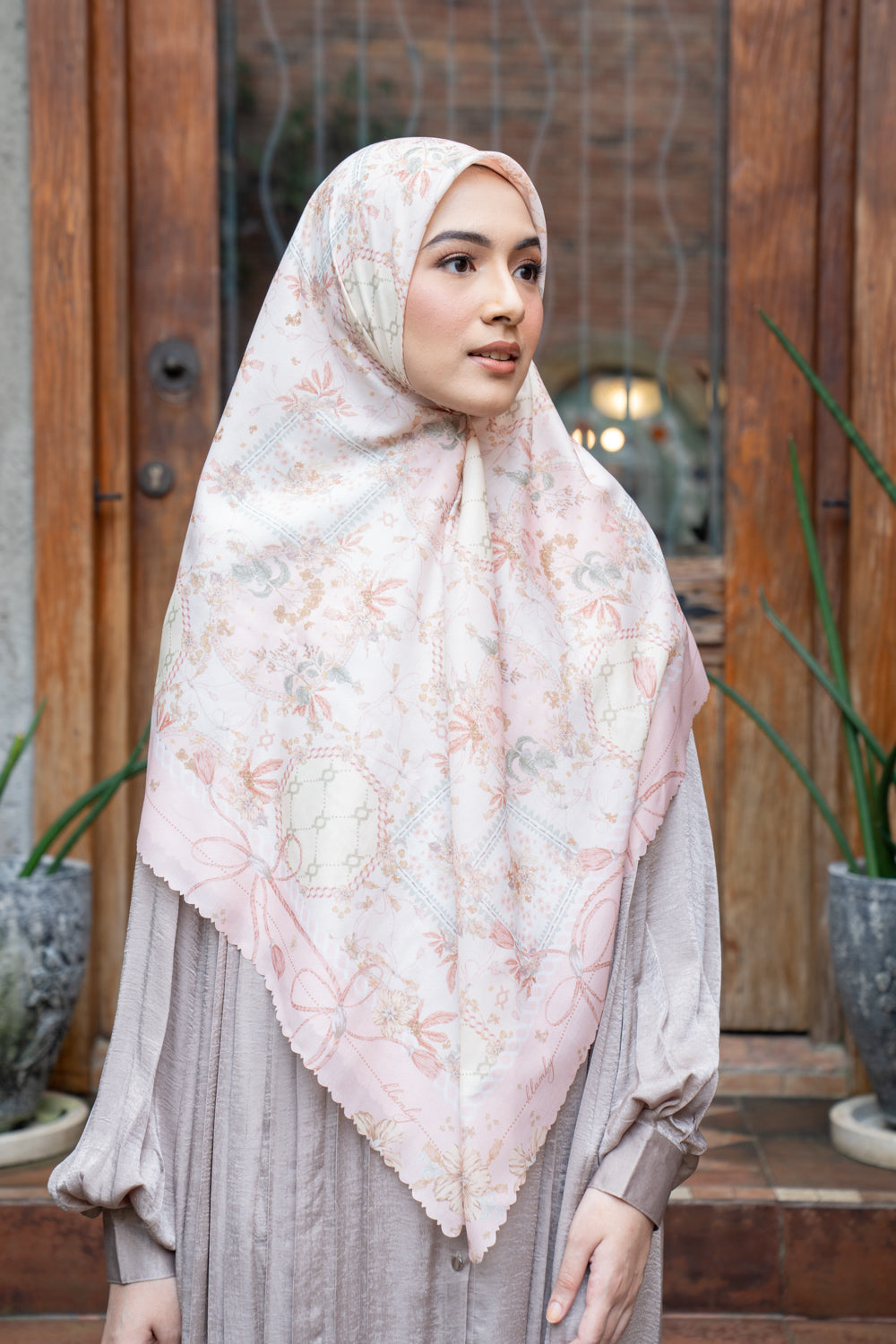 Jennia Scarf Syar'i Nectarine Mist - Wearing Klamby