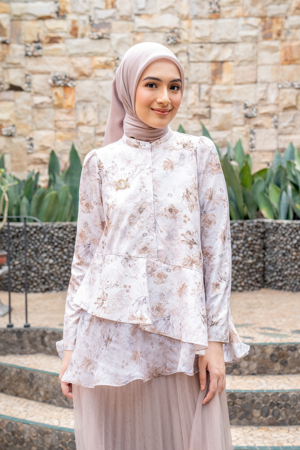 Laika Blouse Golden Silk - Wearing Klamby