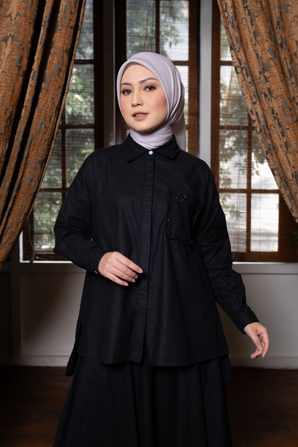 Anna Shirt Black Truffle - Wearing Klamby