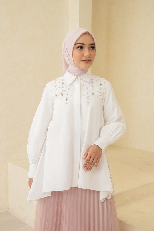 Ameera Shirt Snow White - Wearing Klamby