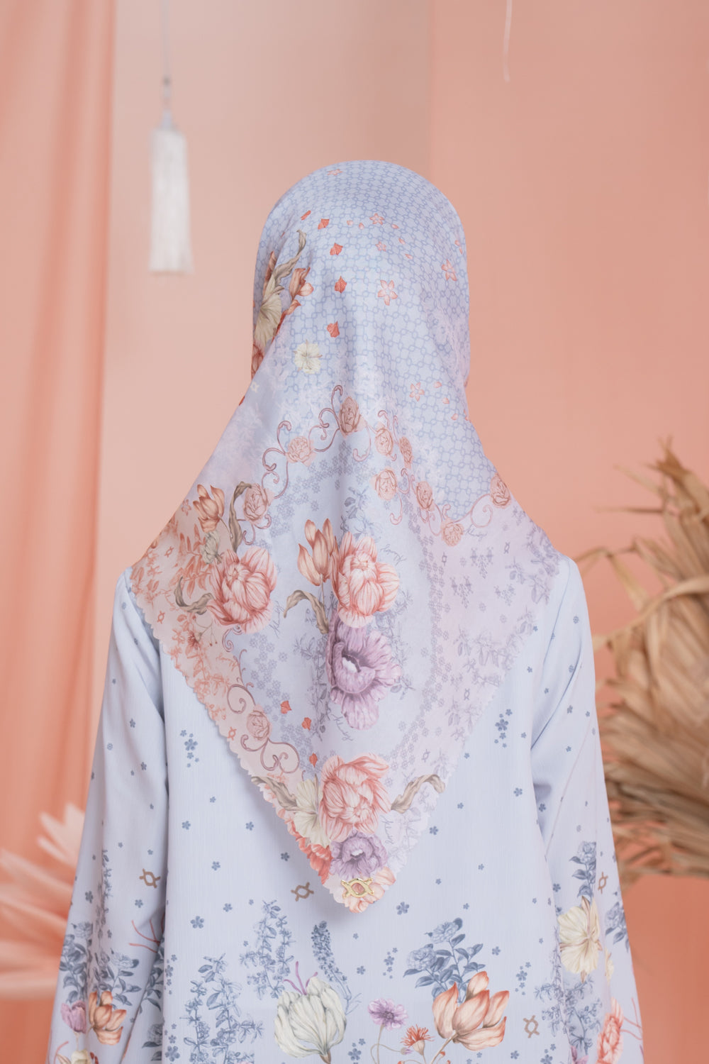 Dayana Scarf Blooming Silver - Wearing Klamby