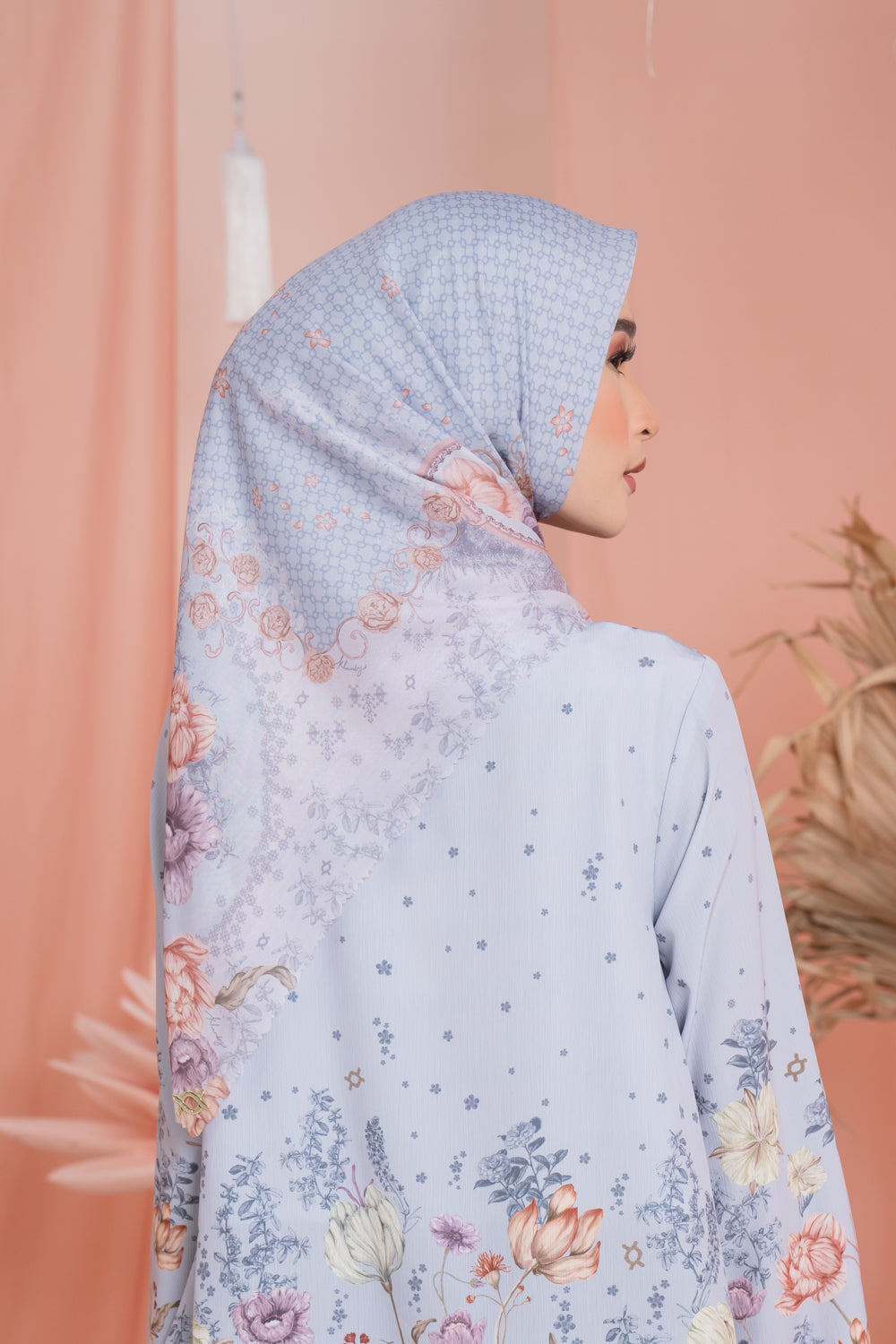 Dayana Scarf Blooming Silver - Wearing Klamby