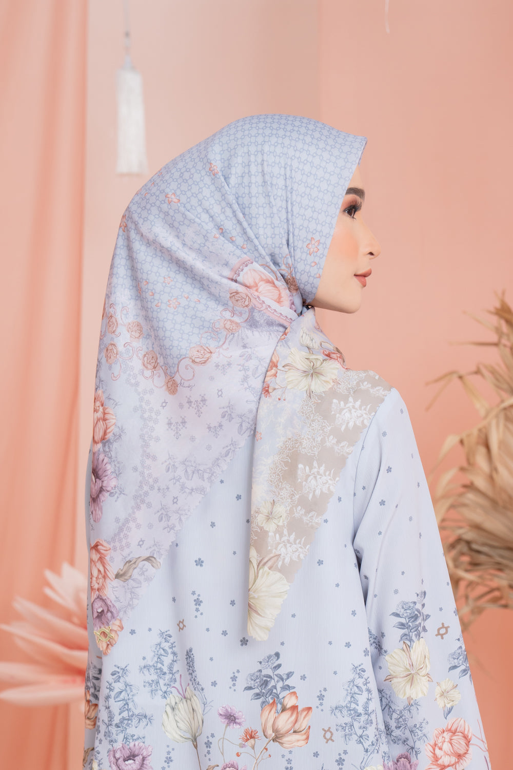 Dayana Scarf Blooming Silver - Wearing Klamby