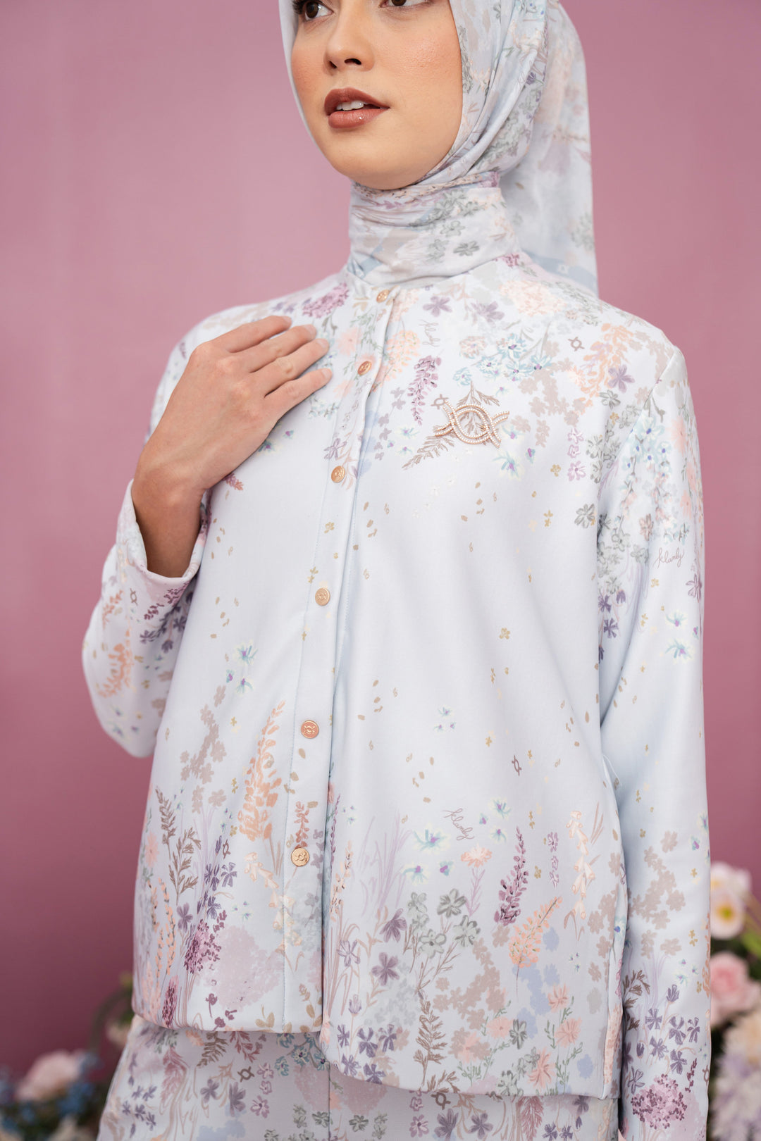 Gardenia Outer Ashy Blue - Wearing Klamby