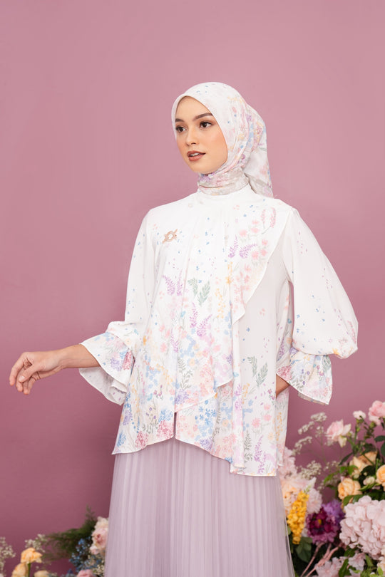 Gardenia Blouse Garden Glow - Wearing Klamby