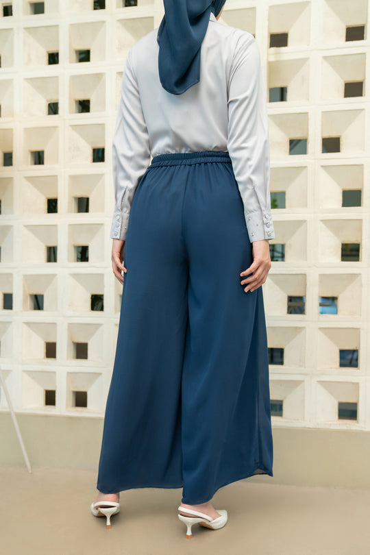 Luna Palazo Pants Twilight Blue - Wearing Klamby