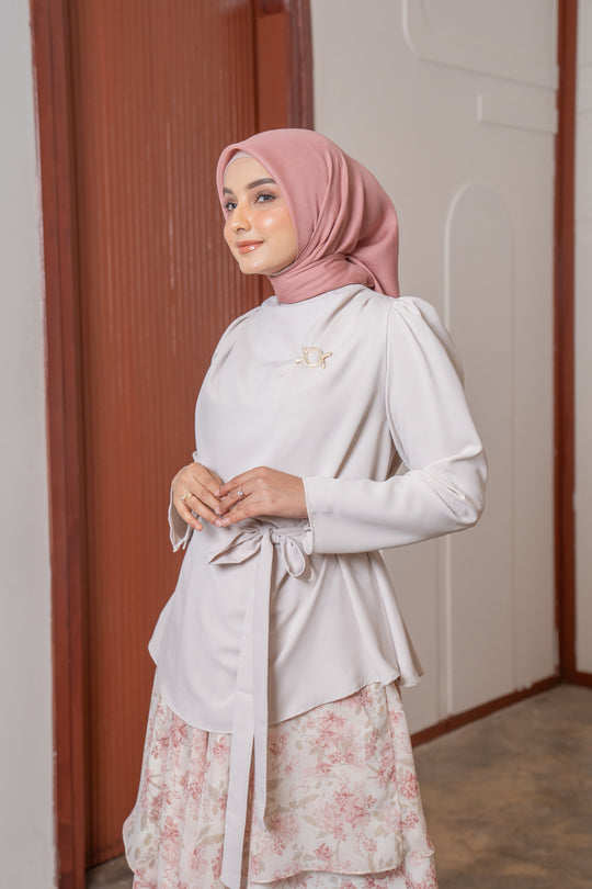 Chana Blouse Cannoli Cream - Wearing Klamby