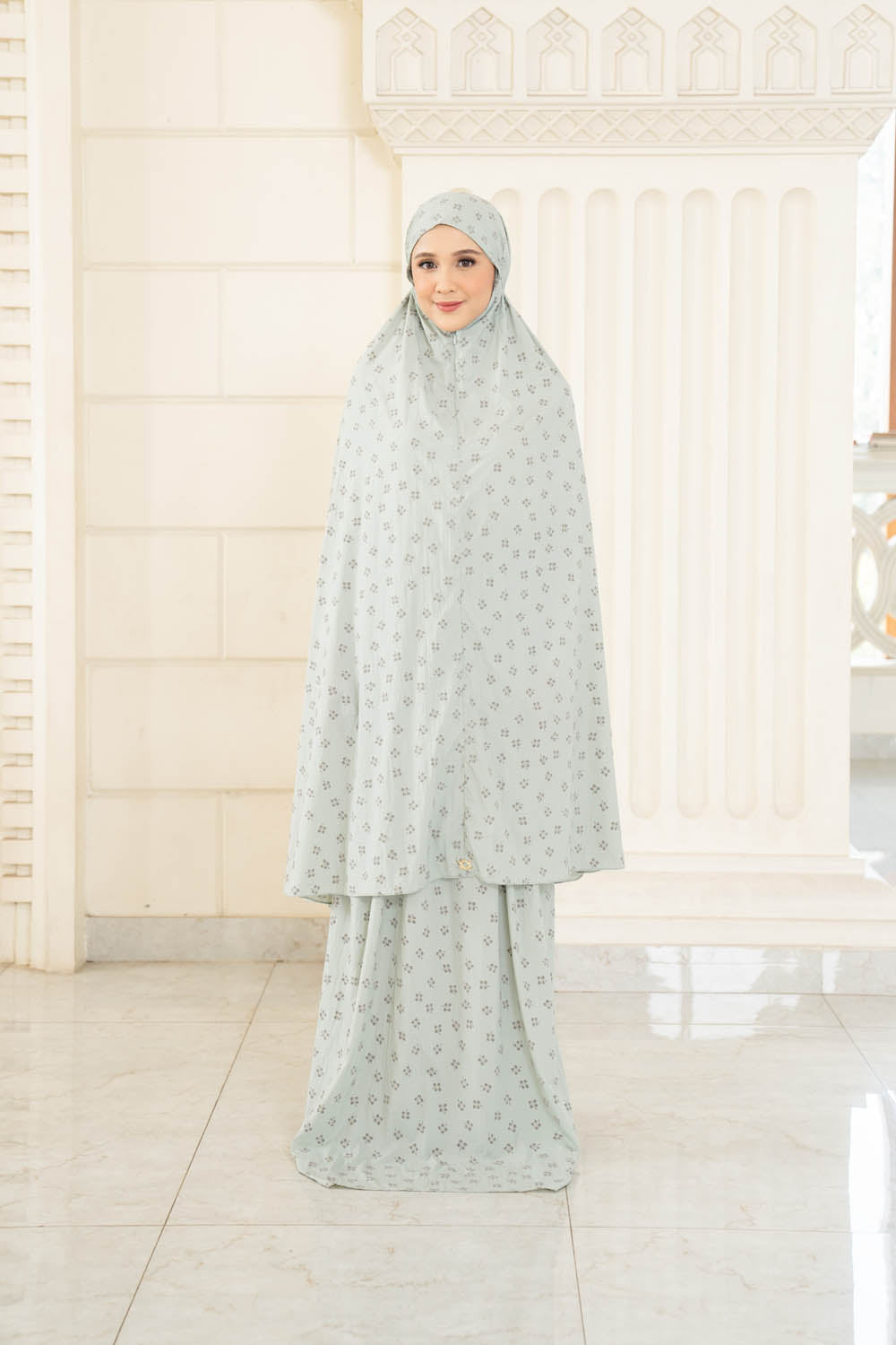 Arindha Prayer Set Frosted mint - Wearing Klamby